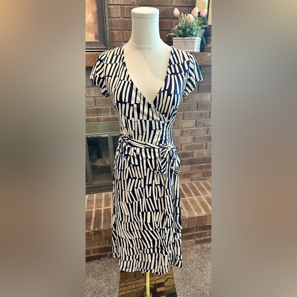 LK Bennett Navy White Abstract Print Wrap Dress | Size 4 | Excellent Condition